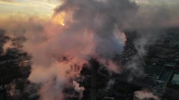 Central elétrica com um monte de tubos e instalações em Bucareste ao pôr do sol, um monte de espuma de dentro de um tubo. Cityscape, vista do drone que voa através da espuma, Roménia — Vídeo de Stock