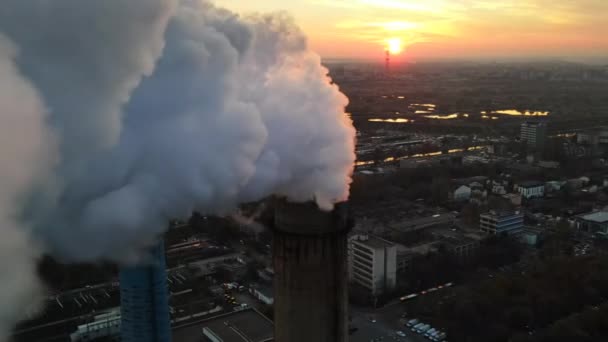 Central elétrica com um monte de tubos e instalações em Bucareste ao pôr do sol, um monte de espuma de dentro de um tubo. cityscape, vista do drone, Roménia — Vídeo de Stock