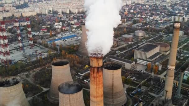 Central elétrica com um monte de tubos e instalações em Bucareste ao pôr do sol, um monte de espuma de dentro de um tubo. cityscape, vista do drone, Roménia — Vídeo de Stock