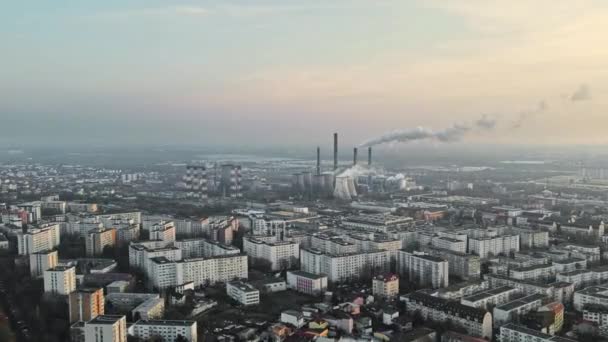 Bükreş 'in insansız hava aracı şehri, sıra sıra konut binaları, sisli termik istasyon ve diğer yerler, ekoloji fikri, Romanya — Stok video