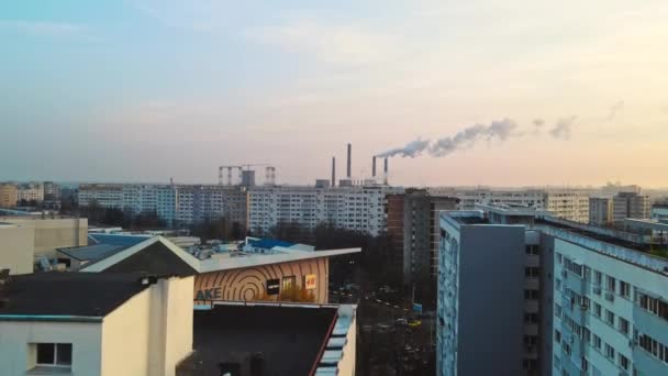 Stadsbild av Bukarest från en drönare, rader av bostadshus, termisk station med dimma komma ut och andra marken, ekologi idé, Rumänien — Stockvideo