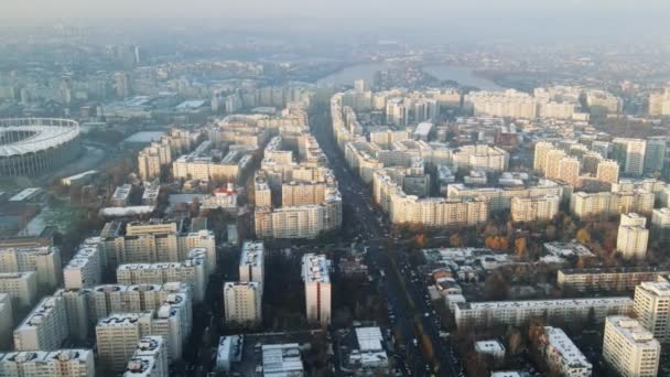 Stadtbild von Bukarest von einer Drohne aus, Häuserzeilen, Wärmestation mit Nebel und anderen Bodenbeschaffenheiten, Ökologisidee, Rumänien — Stockvideo