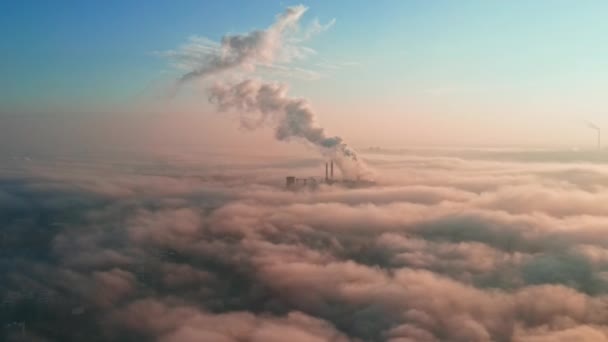 Stadtbild von Bukarest von einer Drohne aus, Häuserzeilen, Wärmestation mit Nebel und anderen Bodenbeschaffenheiten, Ökologisidee, Rumänien — Stockvideo