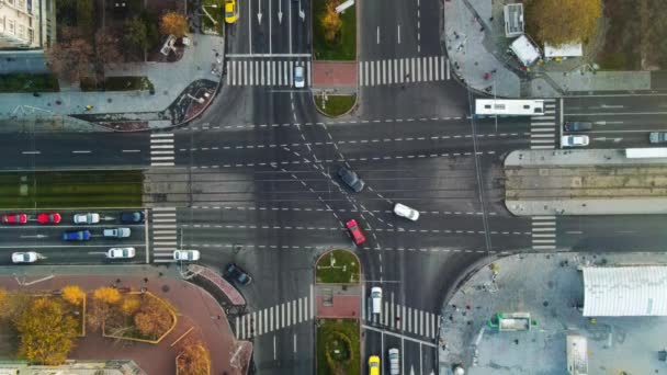 Kruispunt met rijdende auto 's, kale bomen en woongebouwen, mist boven de grond, uitzicht vanaf een drone, Boekarest, Roemenië — Stockvideo