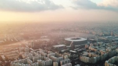 Bükreş 'in insansız hava aracı şehri, sıra sıra konut binaları, sisli termik istasyon ve diğer yerler, ekoloji fikri, Romanya