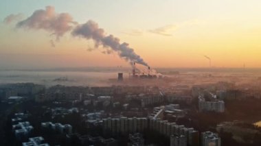Bükreş 'in insansız hava aracı şehri, sıra sıra konut binaları, sisli termik istasyon ve diğer yerler, ekoloji fikri, Romanya