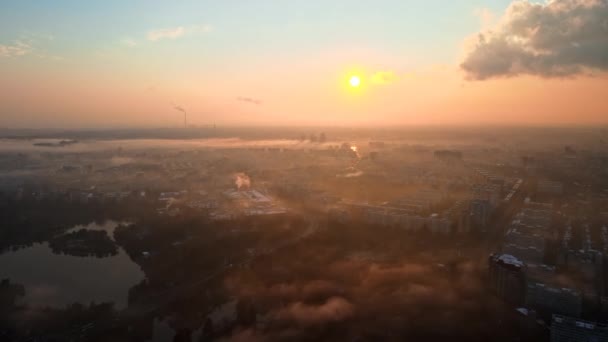 Stadtbild von Bukarest von einer Drohne aus, Häuserzeilen, Wärmestation mit Nebel und anderen Bodenbeschaffenheiten, Ökologisidee, Rumänien — Stockvideo