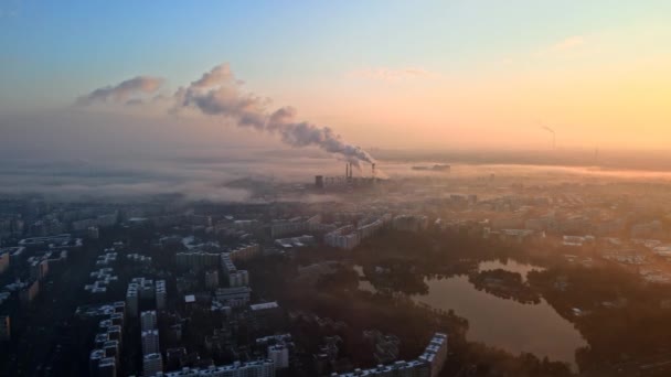 Stadsbild av Bukarest från en drönare, rader av bostadshus, termisk station med dimma komma ut och andra marken, ekologi idé, Rumänien — Stockvideo