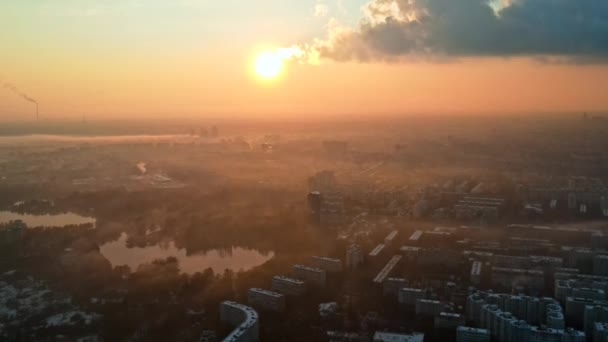 Бухарест с дрона, ряды жилых домов, тепловая станция с выходящим туманом и прочая земля, экология, Румыния — стоковое видео