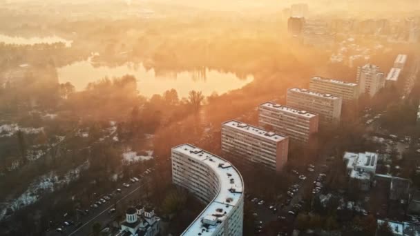 Stadtbild von Bukarest von einer Drohne aus, Häuserzeilen, Wärmestation mit Nebel und anderen Bodenbeschaffenheiten, Ökologisidee, Rumänien — Stockvideo