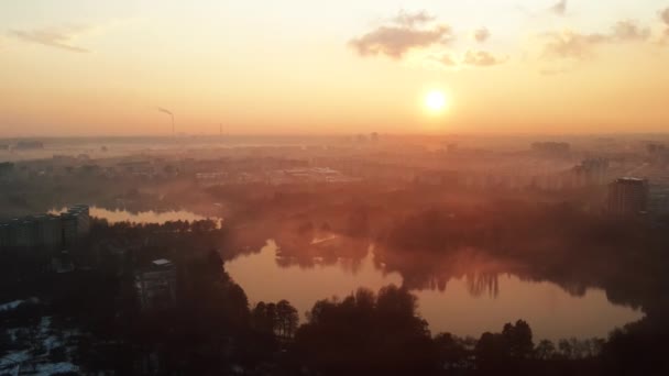 ドローンからブカレストの街の風景,住宅の建物の行,霧が出て、他の地面と火力発電所,生態学的アイデア,ルーマニア — ストック動画