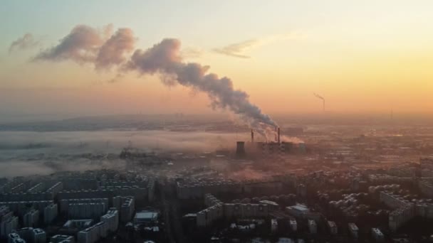 Cityscape de Bucareste de um drone, fileiras de edifícios residenciais, estação térmica com nevoeiro saindo e outro o chão, ideia de ecologia, Roménia — Vídeo de Stock