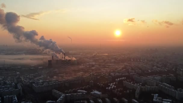 Stadsgezicht van Boekarest van een drone, rijen van residentiële gebouwen, thermische station met mist uit en andere de grond, ecologie idee, Roemenië — Stockvideo