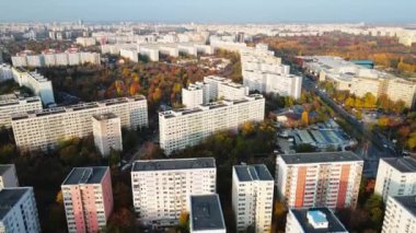 BUCHAREST, ROMANIA - 18 Ekim 2020: Yüksek binaları, yolları ve Titan parkı yakınlarındaki alışveriş merkezleri olan yerleşim bölgesi. İnsansız hava aracından, panorama görünümünden görüntüle