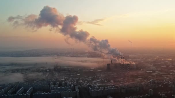 Stadtbild von Bukarest von einer Drohne aus, Häuserzeilen, Wärmestation mit Nebel und anderen Bodenbeschaffenheiten, Ökologisidee, Rumänien — Stockvideo