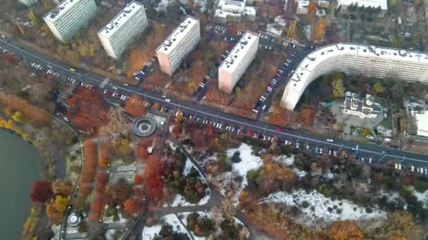 Paysage urbain de Bucarest à partir d'un drone, rangées de bâtiments résidentiels, station thermale avec brouillard sortir et d'autres le sol, idée d'écologie, Roumanie — Video