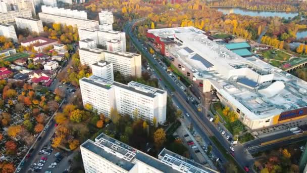 BUCHAREST, ROUMANIE - 18 OCTOBRE 2020 : Quartier résidentiel avec de hauts bâtiments, des routes et un centre commercial près du parc Titan. Vue depuis le drone, vue panoramique — Video
