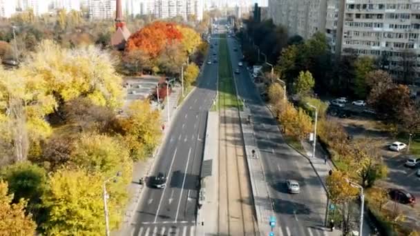 Une route avec des voitures en mouvement près du parc Titan, de multiples espaces verts et des bâtiments résidentiels. Vue depuis le drone, Bucarest, Roumanie — Video