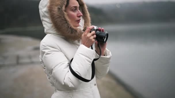 Žena Bílém Zimním Kabátu Fotografování Natáčení Videa Vintage Fotoaparátu — Stock video