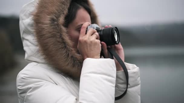 Mulher Casaco Inverno Branco Tirar Fotos Filmar Vídeo Uma Câmera — Vídeo de Stock