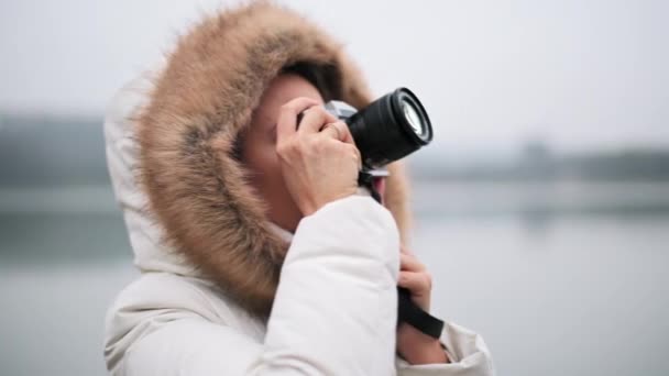 Жінка Білому Зимовому Пальто Фотографує Знімає Відео Старовинній Камері — стокове відео