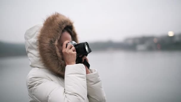 Mujer Abrigo Invierno Blanco Tomando Fotos Grabando Video Una Cámara — Vídeo de stock