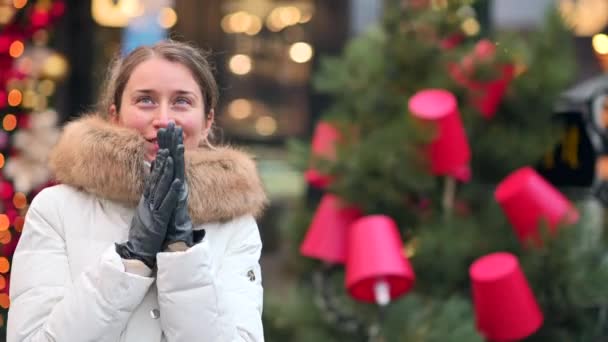 Γυναίκα Φορώντας Λευκό Παλτό Χειμώνα Στην Αγορά Των Χριστουγέννων Διακοσμήσεις — Αρχείο Βίντεο