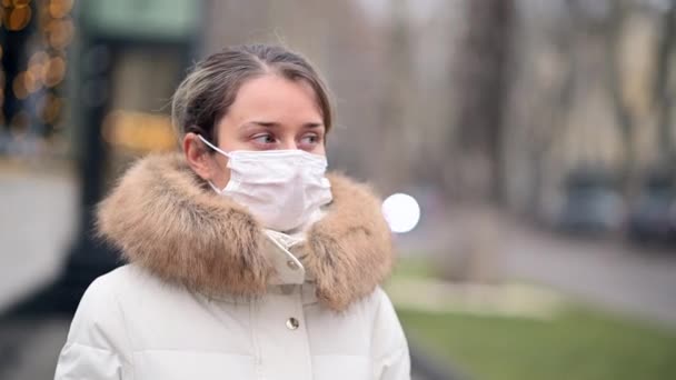 Donna Con Maschera Medica Bianca Mercatino Natale Con Decorazioni Sorridenti — Video Stock