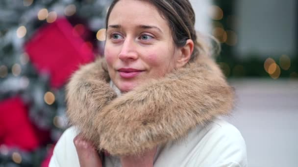 Woman Wearing White Winter Coat Christmas Market Decorations Smiling — Stock Video