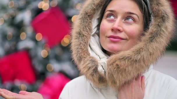 Woman Wearing White Winter Coat Christmas Market Decorations Smiling — Stock Video