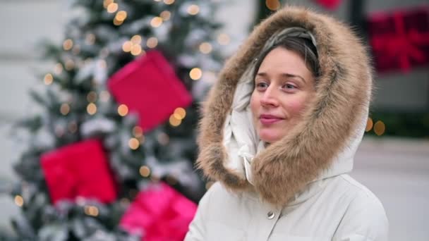 Happy Woman Wearing White Winter Coat Christmas Market Decorations Smiling — Stock Video