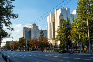 CHISINAU, MOLDOVA - 22 AĞUSTOS 2020: sokak manzarası, az sayıda arabalı yol, yol boyunca yemyeşil ağaçlar, yoldan geçen insanlar, başkanlık binası