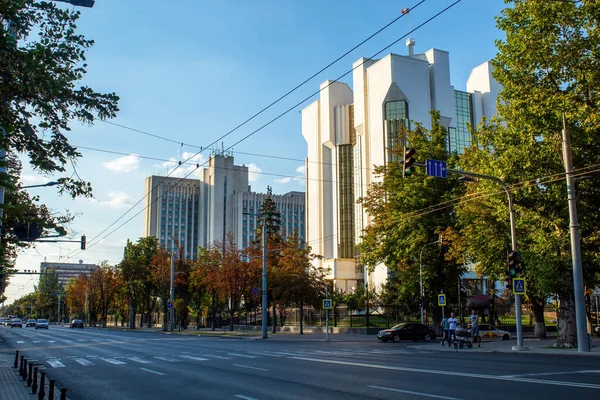 Chisinau Moldova August 2020 Utcai Kilátás Kevés Autóval Távolban Buja — Stock Fotó