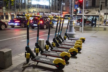 BUCHAREST, ROMANIA - 13 Kasım 2020: Geceleri paylaşmak için park halindeki elektrikli scooterlar