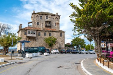 OURANOUPOLIS, GREECE - 2 Ekim 2020: Taştan yapılmış Ortaçağ Prosphorion Kulesi