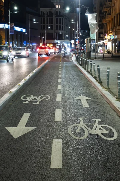 伯明翰 罗马尼亚 2020年11月1日 夜间道路上的自行车道 移动的汽车 — 图库照片