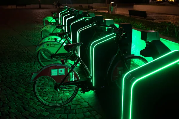 伯明翰 罗马尼亚 2020年11月13日 夜间与绿色照明共享的公园自行车 — 图库照片