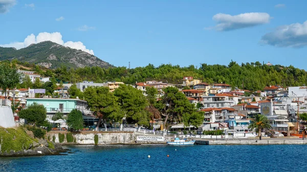 Neos Greece October 2020 爱琴海海岸 多座建筑物座落在绿树成荫的山上 — 图库照片