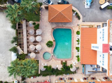 SKALA FOURKAS, GREECE - 20 ECTOBER, 2020: Yukarıdan Green Pride otelinin görüntüsü, havuz, güneşlik yataklar, şemsiyeler, palmiyeler, çardak