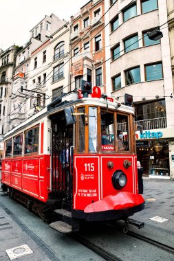 İSTANBUL, TURKEY - 18 Ekim 2020: İçinde insanların olduğu eski bir tramvay