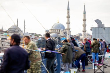 İSTANBUL, TURKEY - 19 Ekim 2020: Bir çok balıkçının olduğu bir köprü, arka planda Yeni Cami