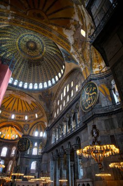İSTANBUL, TURKEY - 19 Ekim 2020: Boyalı duvarları ve tavanı asılmış avizeleri olan Ayasofya Büyük Camii