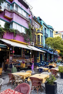 İSTANBUL, TURKEY - 19 Ekim 2020: Yerleşim yerlerinin birinci katında insanların bulunduğu kafeler