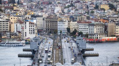 İSTANBUL, TURKEY - 21 Ekim 2020: Köprü Boğaz üzerinde bir sürü hareket halindeki araba ve insan, arka planda birden fazla bina