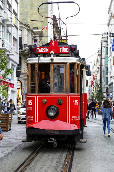 İSTANBUL, TURKEY - 18 Ekim 2020: İçinde insanların olduğu klasik bir tramvay ve bir cadde üzerinde yürüme