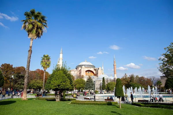 イスタンブール トルコ 2020年10月19日 ハギア ソフィア大モスクと庭園の前にはたくさんの人 噴水があります — ストック写真