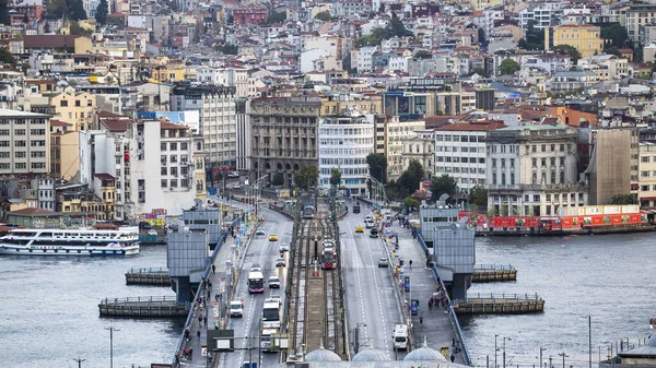 Istanbul Turkey October 2020 보스포루스 가로지르는 수많은 차량과 사람들 배경에 — 스톡 사진