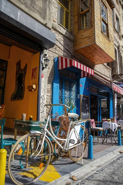 伊斯坦布尔 2020年10月21日 土耳其 一个有街道位置 椅子和桌子 旧建筑和装饰自行车的咖啡馆 — 图库照片