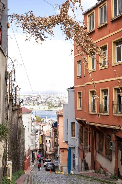 伊斯坦布尔 2020年10月21日 走在狭窄的街道上 远处有一排住宅大楼 步行的人 水和城市景观 — 图库照片