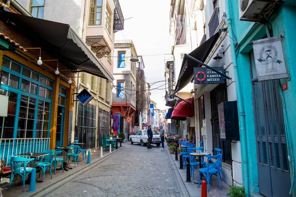 伊斯坦布尔 土耳其 2020年10月21日 一条狭窄的街道 有一排住宅建筑和咖啡馆 两个会说话的男人和一辆旧车在街上 — 图库照片